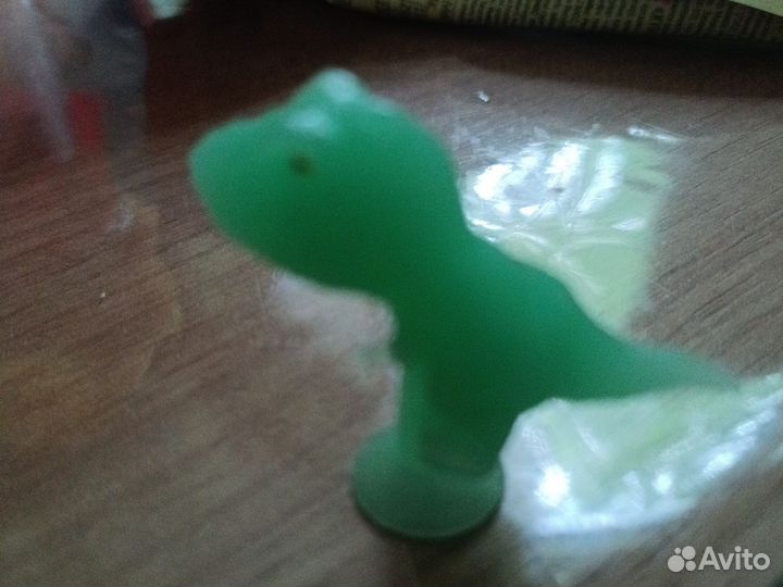 Продаю светящевого динозавра