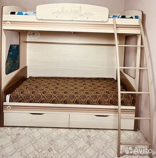 Двухъярусная кровать