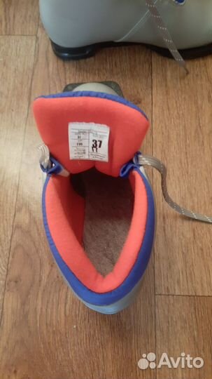 Лыжные ботинки и лыжи