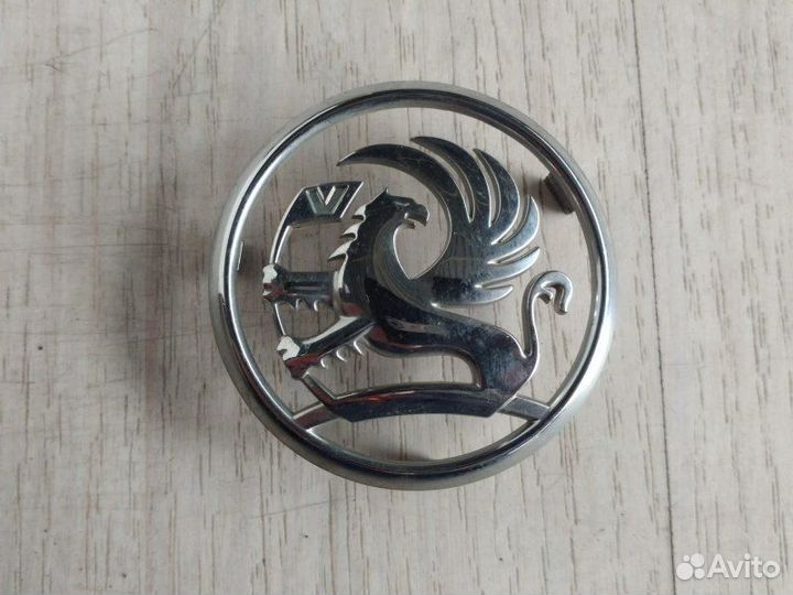 Эмблема в решетку радиатора передняя Opel Astra H