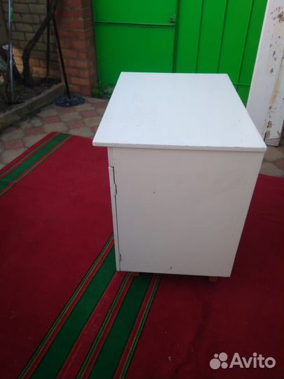 Кухонный стол для посуды