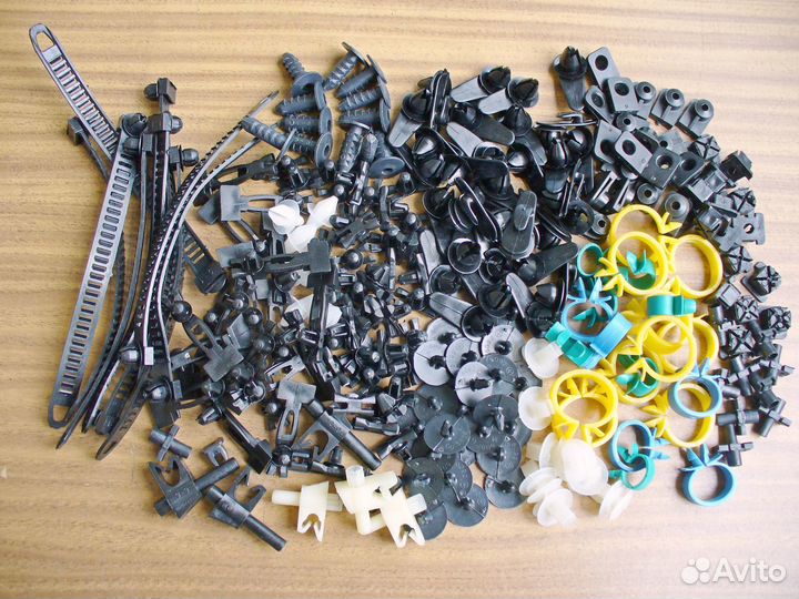 Клипсы пистоны крепёж ваз 2101 2104 2103 2106 2123