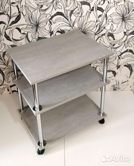 Столик на колесиках новый