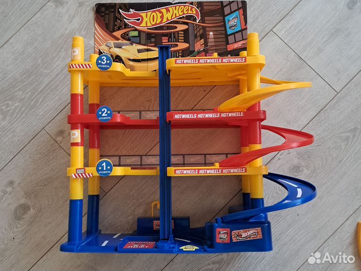 Игровой набор с дорогой hot wheels