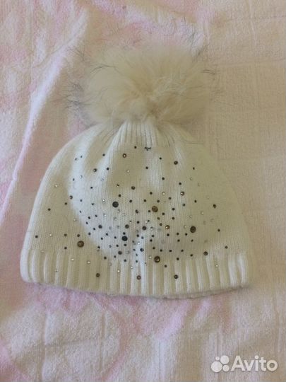 Фирменная шапка со стразами