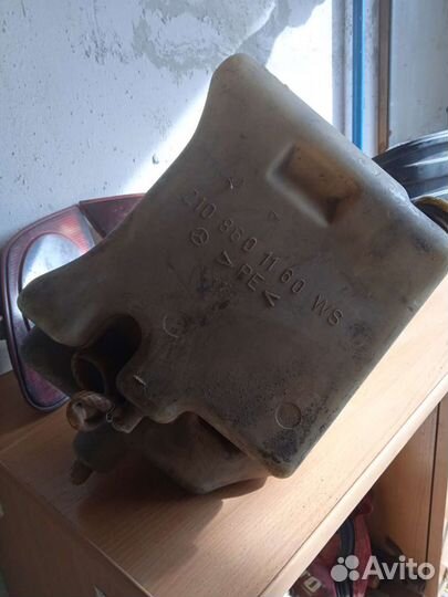 Бачок омывателя мерседес 210