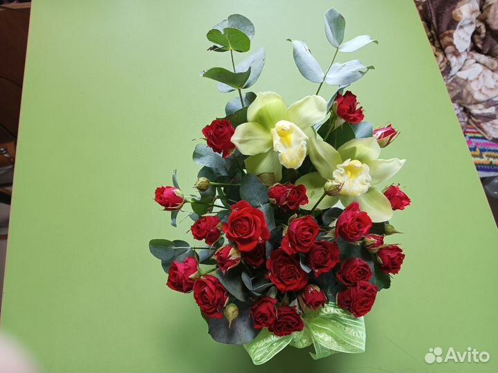 Розы орхидеи композиция букет в коробочке