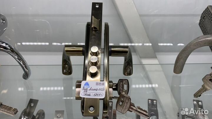 Дверная ручка с замком