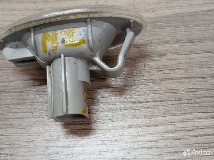 Повторитель в крыло Mazda 3