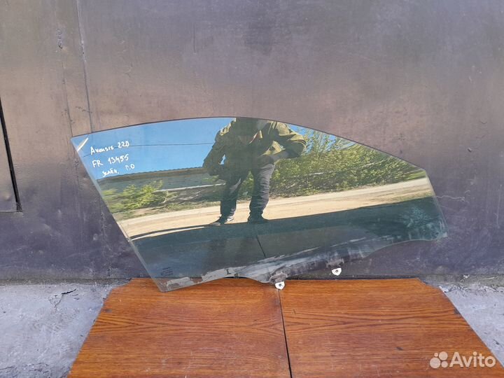 Стекло двери передней правой Toyota Avensis 220
