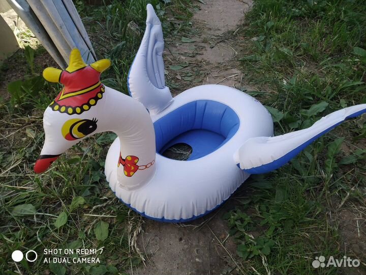 Надувной лебедь