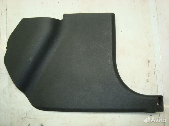 Накладка передней стойки внутри нижняя правая W204