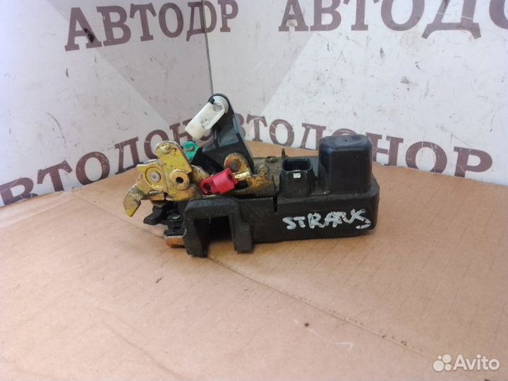 Замок двери передний правый Dodge Stratus