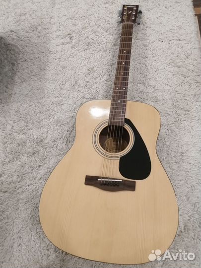 Продам практически новую акустическую гитару