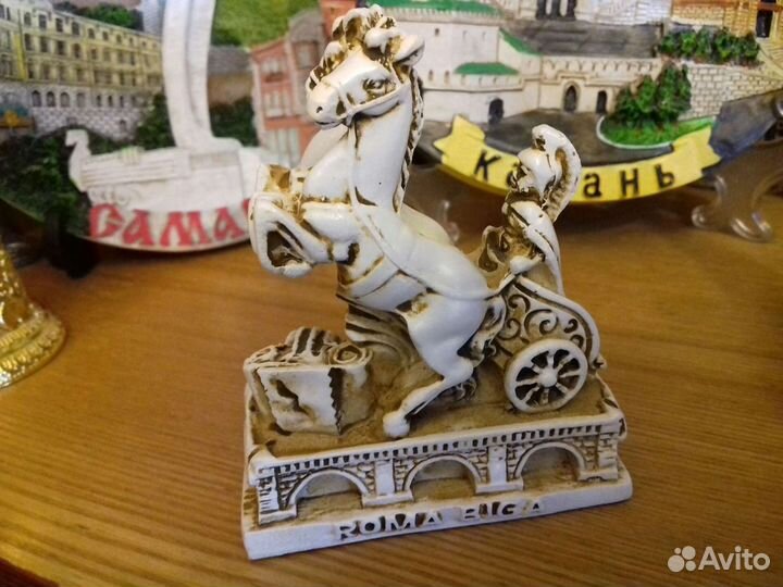 Сувениры: тарелки статуэтки шкатулки подвески