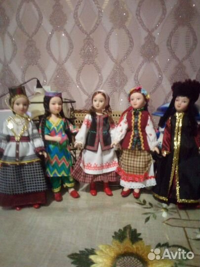 Коллекция кукол в народных костюмах 20 штук