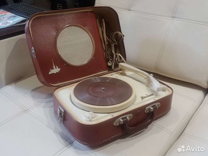 Проигрыватель виниловых пластинок 