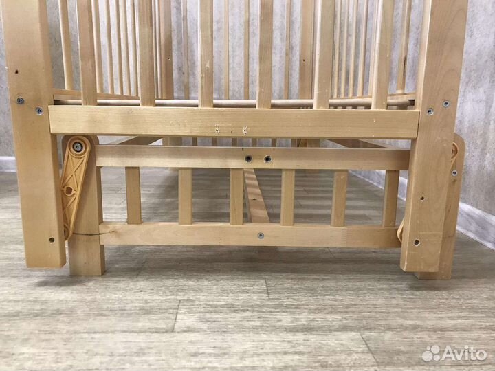 Детская кроватка с маятником