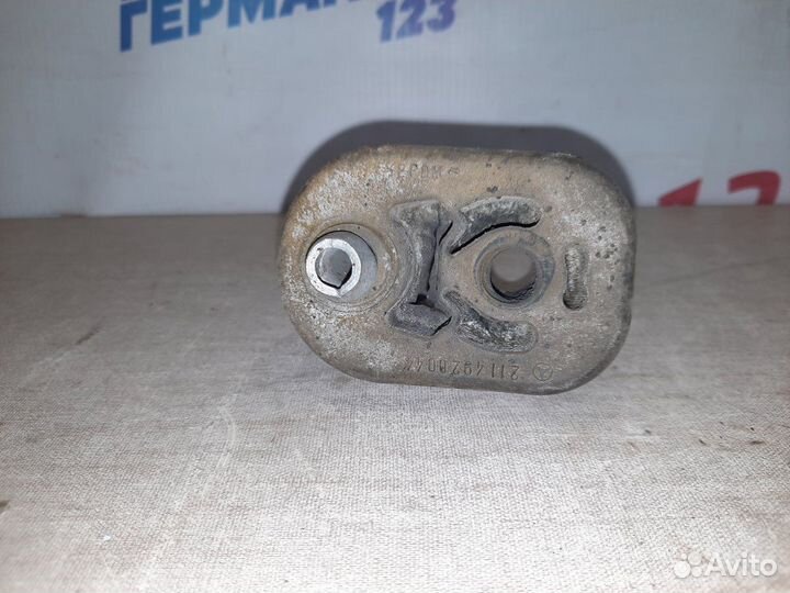 Крепление глушителя левое Mercedes E320 W211