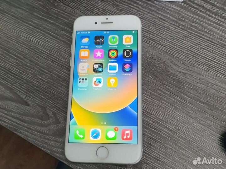 iPhone 8, 64 ГБ