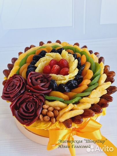 Букет из сухофруктов в коробке с розами из пастилы