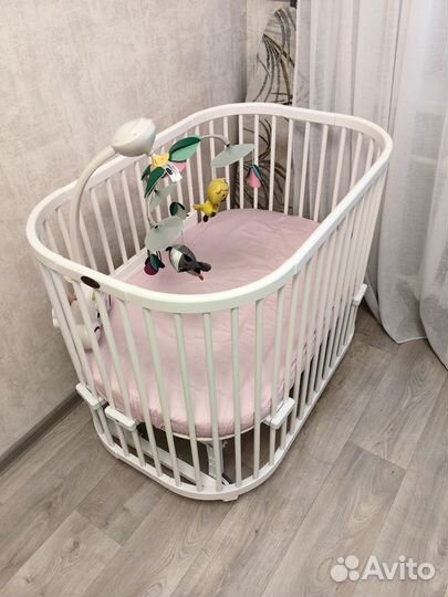 Детская кроватка с маятником