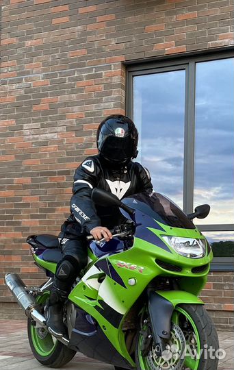 Кожаная мотокуртка Dainese Avro 4