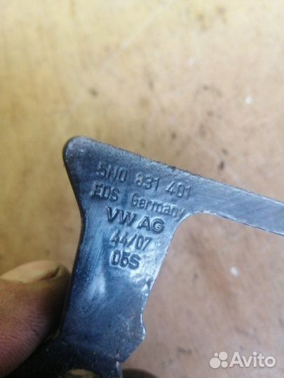 Петля двери задняя левая Volkswagen Tiguan 5N1