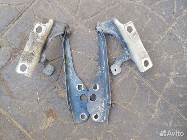 Вольво C30 петля капота