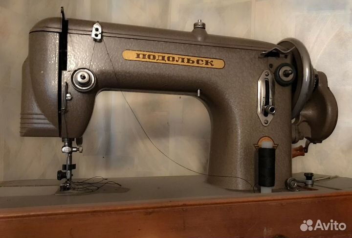 Старая швейная машинка 