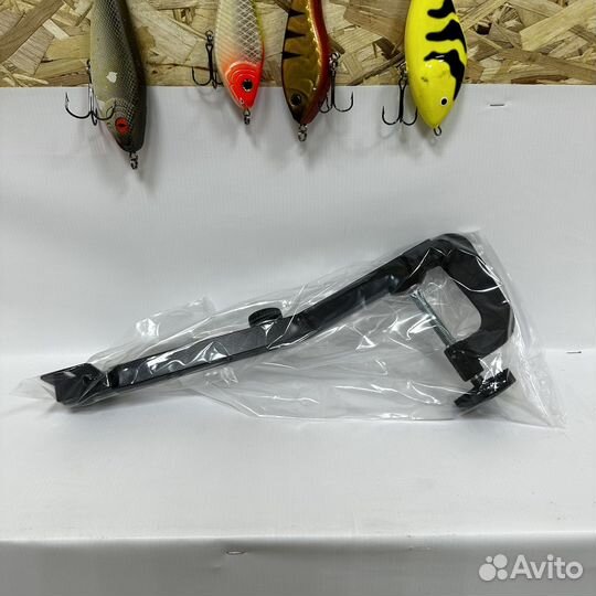 Струбцина-держатель датчика на транец