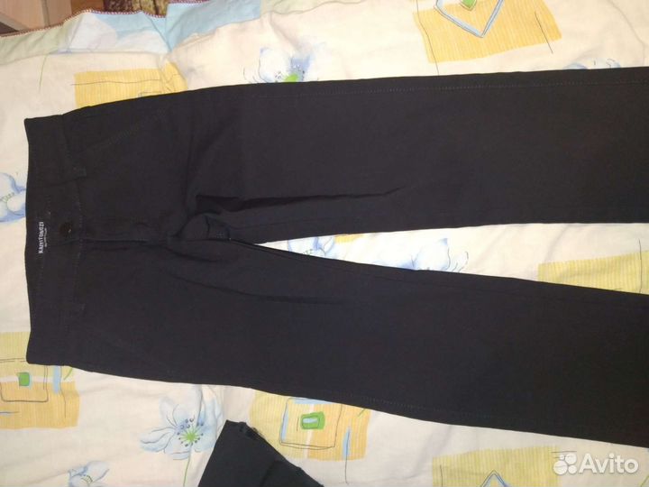 Белые рубашки 128-134, 146, брюки черные 140