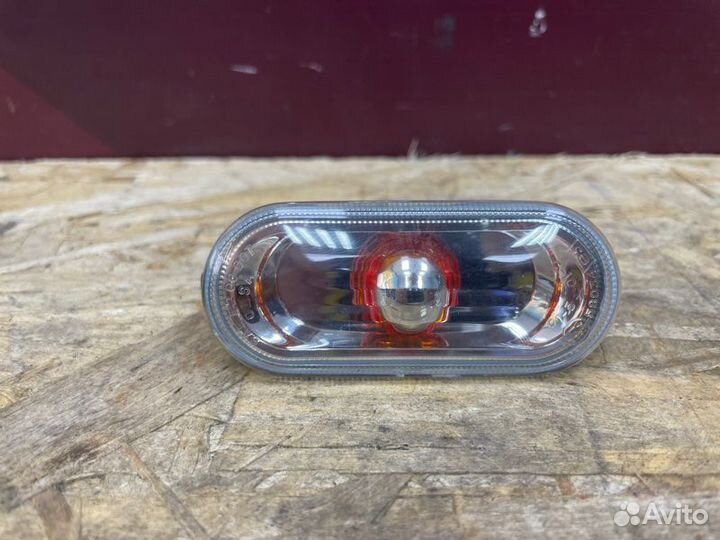 Повторитель поворота передний правый Volkswagen