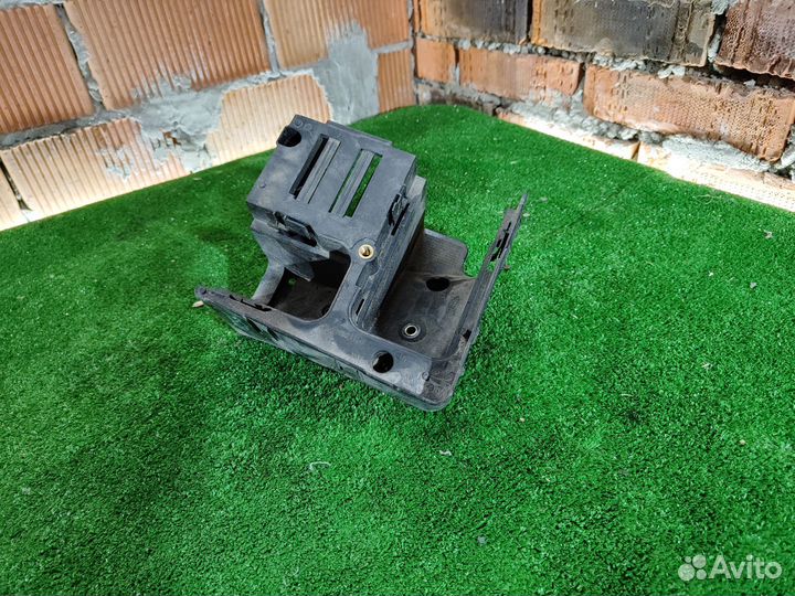 Кронштейн предохранителей Volkswagen Passat B6