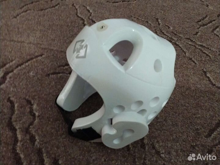 Защитный шлем для единоборств