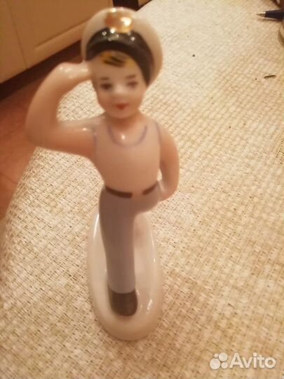Фарфороввя статуэтка