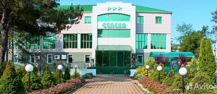 Официант на шведскую линию