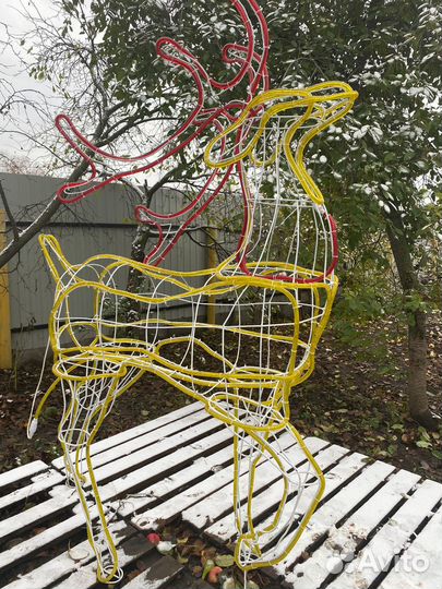 Олень гордый из проволоки