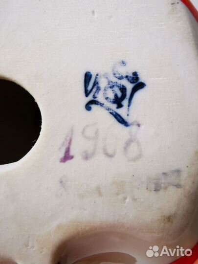 Фарфоровая статуэтка 