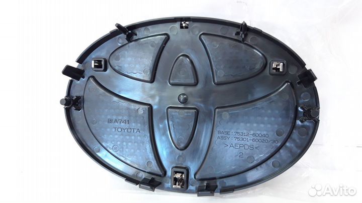 Эмблема решётки радиатора LC200