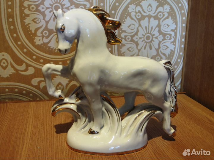 Фарфоровая статуэтка Конь лфз