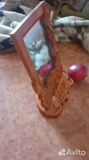 Зеркальце в резном обрамлении