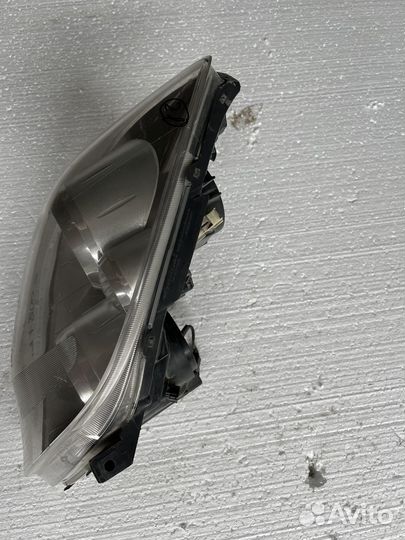 Фара передняя правая Toyota avensis