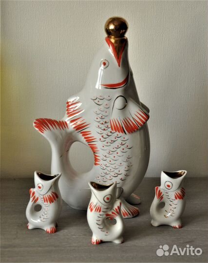 Графин и рюмочки фарфоровые статуэтки. СССР