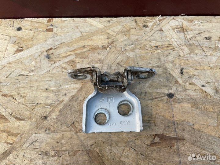 Петля двери LADA X-Ray