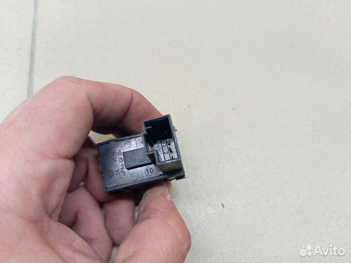 Кнопка открывания багажника Polo (Sed RUS) 2011