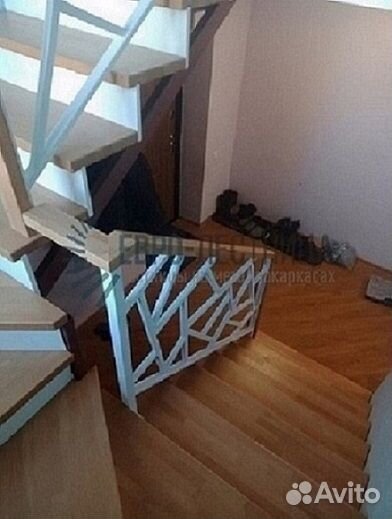 Лестничное ограждение в деревянной рамке