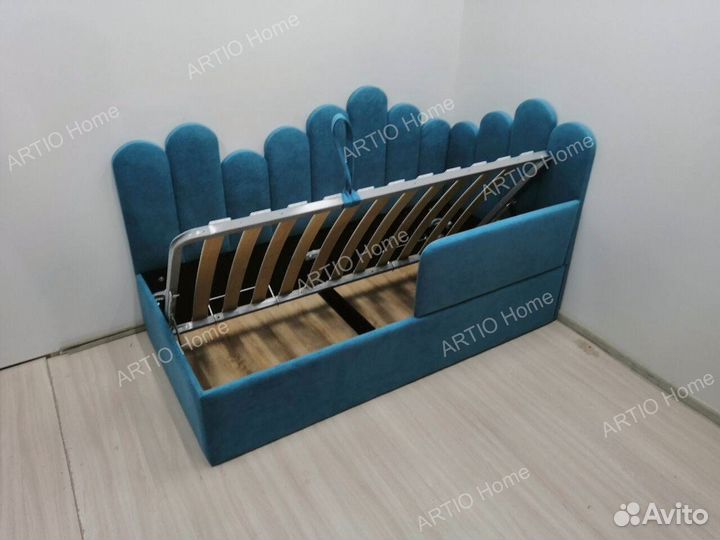 Кровать для детей с мягкой спинкой