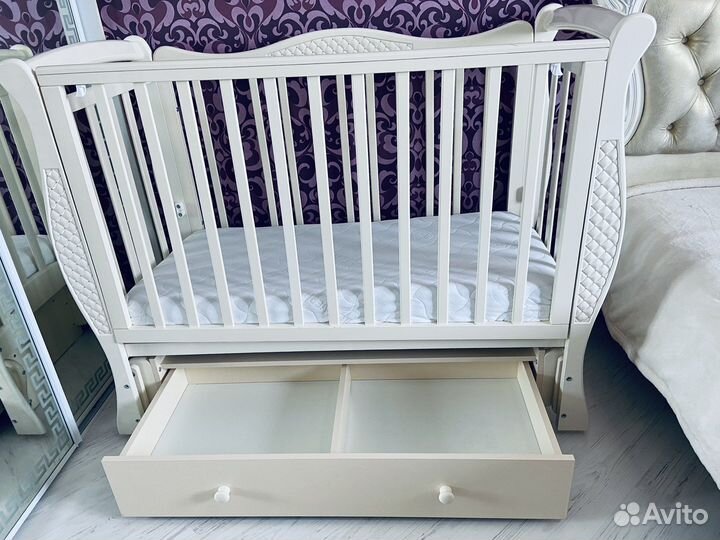 Детская кроватка с маятником