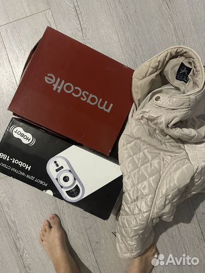 Кроссовки, куртка, робот стекломойщик